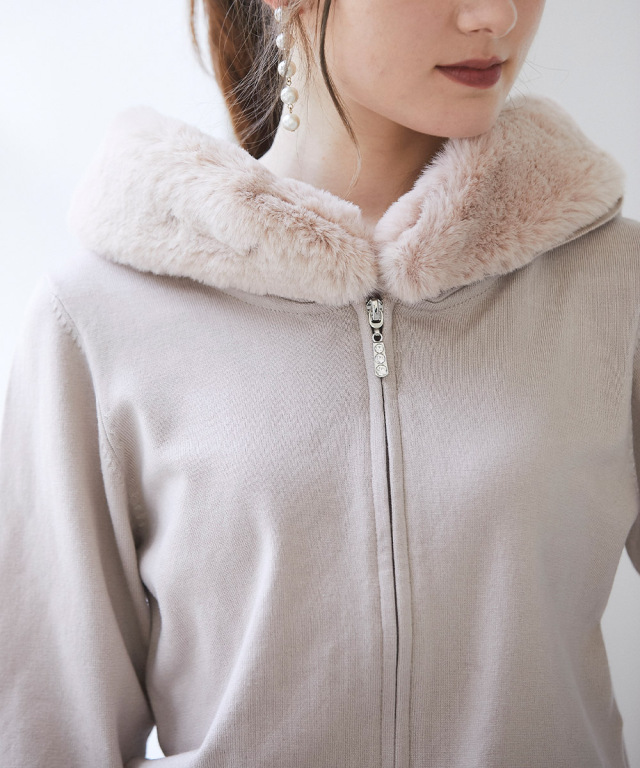 愛らしく彩る取り外し可能なフードファー付きクリアビジューファスナー  