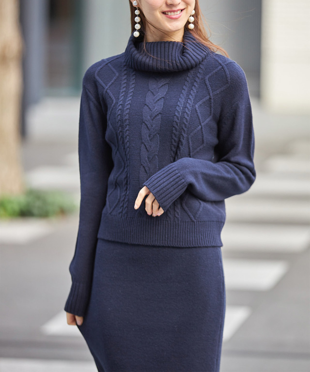 ケーブル編みタートルネックニット×ニットタイトスカートの  