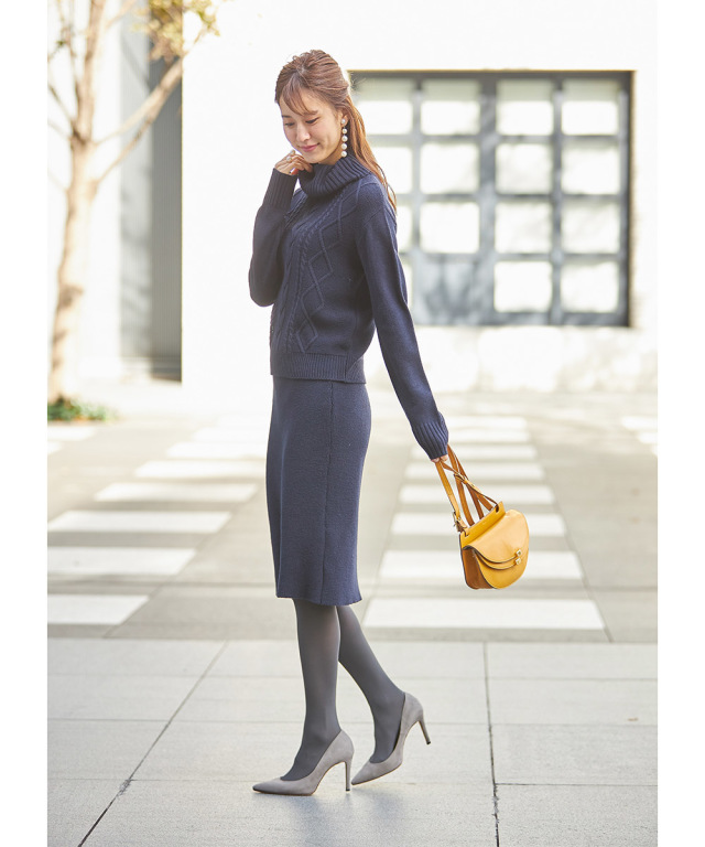 ケーブル編みタートルネックニット×ニットタイトスカートの  