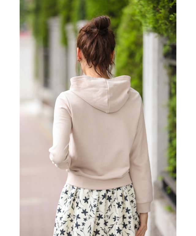 ラフだけどどこか女らしさのあるフラワー刺繍入りパーカー 