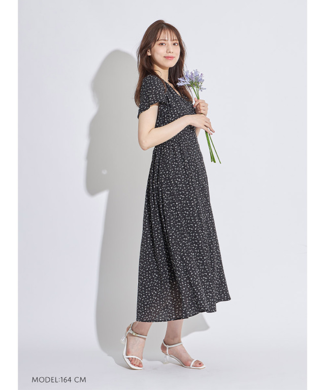 ウエストバックシャーリングくるみ飾り釦付き変形ドットワンピース 