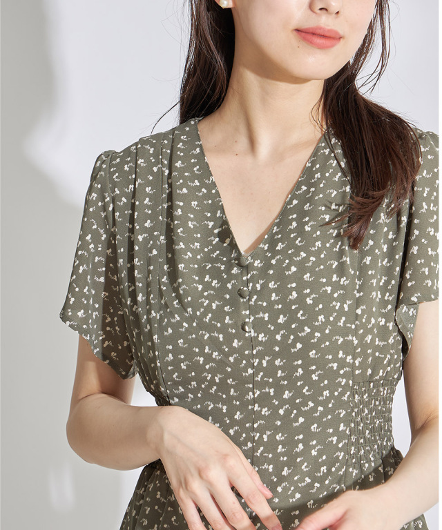 ウエストバックシャーリングくるみ飾り釦付き変形ドットワンピース 