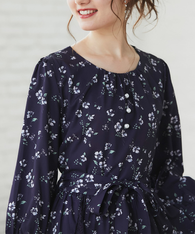 ウエストりぼん付きパール装飾レース切替フラワープリントワンピース 