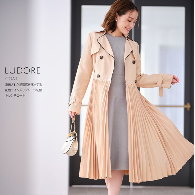洗練された洒落感を演出する配色ライン入りプリーツ切替トレンチコートchayさんはベージュ着用