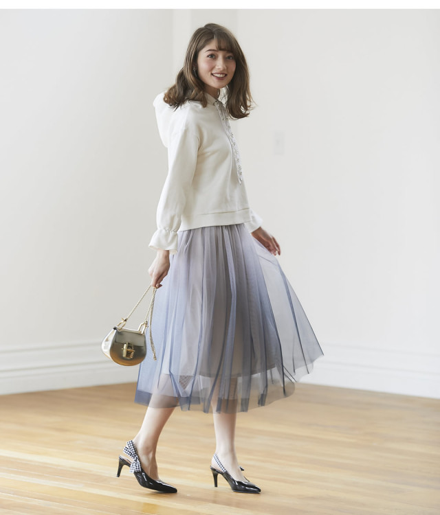 抜け感を添えるグラデーションミモレ丈チュールスカート Lufate ルファート Tocco Closet トッコクローゼット Collection 堀田茜さんはベージュ着用