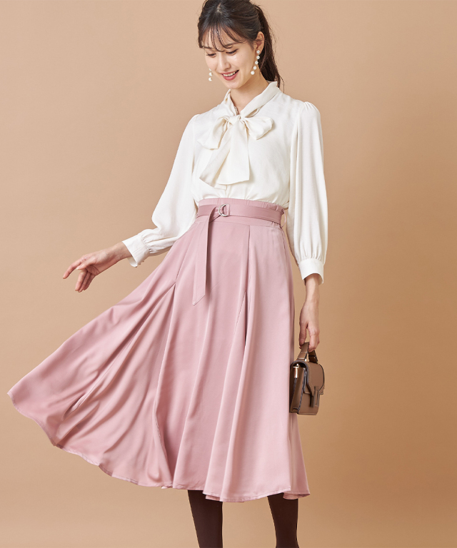 着こなしに洗練感をもたらすリングベルト付きサテンフレアスカート 