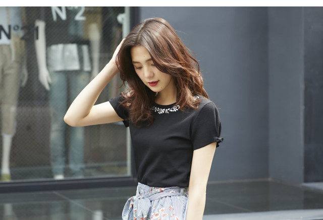 美品ビジューつき半袖ニット 硬く 