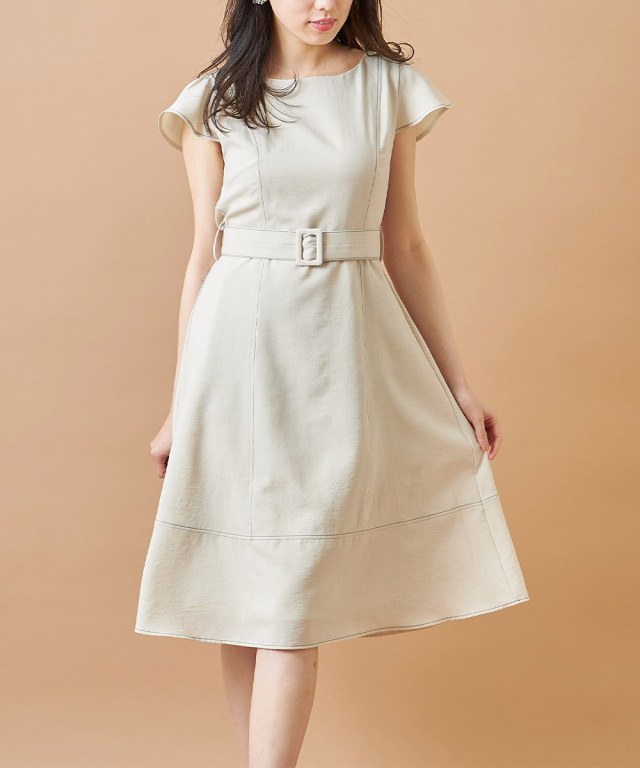 清らかさのあるくるみバックルベルト付きステッチ入りフレアスリーブ  