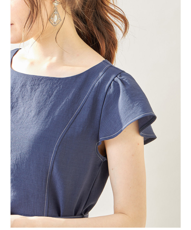 清らかさのあるくるみバックルベルト付きステッチ入りフレアスリーブ  