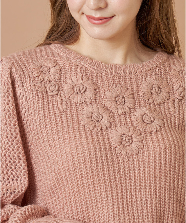 ゆったりと暖かみのある愛らしさ。フラワー刺繍入りニットプルオーバー 