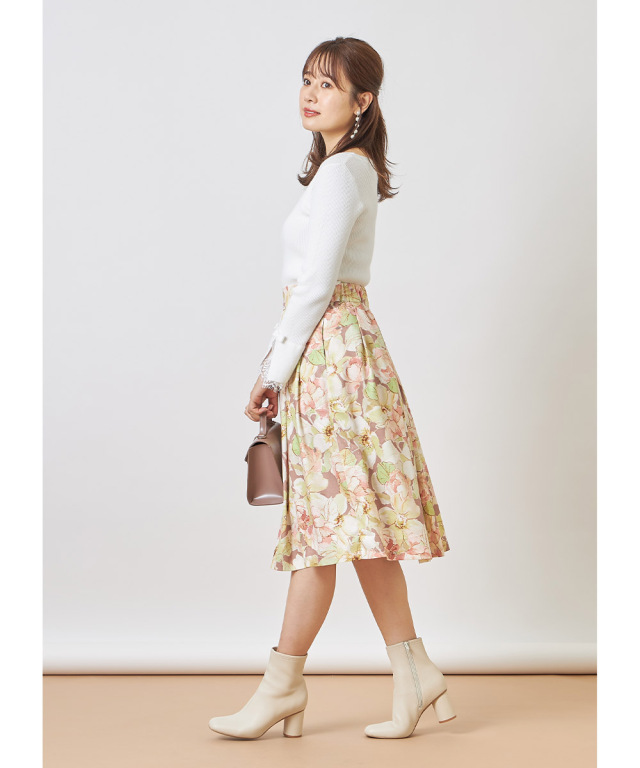 お淑やかな甘さのフラワープリントタックフレアスカート 
