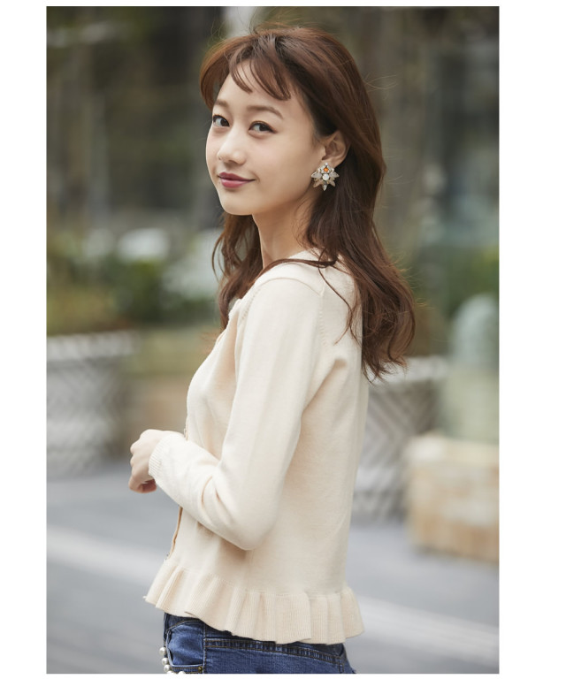 フロントカラフルビジューつき愛されシルエットな裾フリルカーディガン  