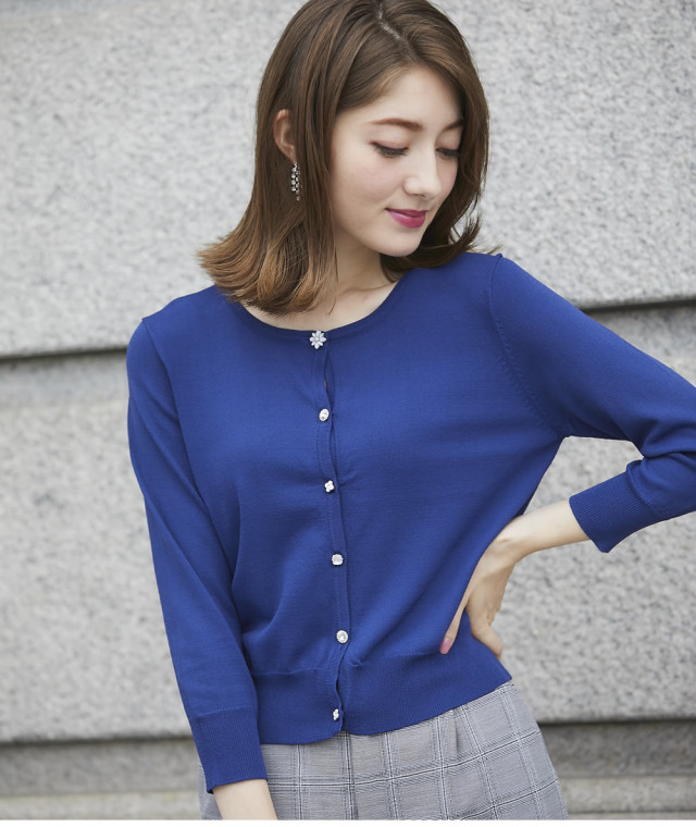 多種ビジュー釦ミニ丈7分袖シャリ感ニットカーディガン 泉里香さんは  