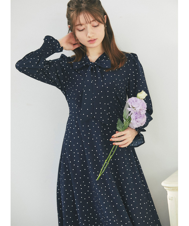 フレンチシックでお嬢様ライクな袖口シャーリングドット柄ボウタイ  