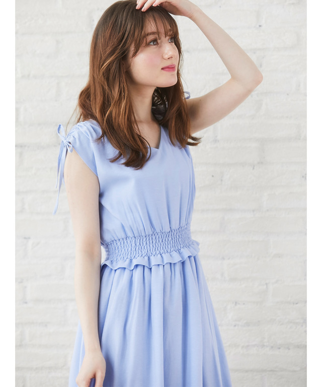 スタイルアップが計算された肩りぼん付きウエストシャーリングノースリーブワンピース スタイルアップが計算された肩りぼん付きウエストシャーリングノースリーブワンピース