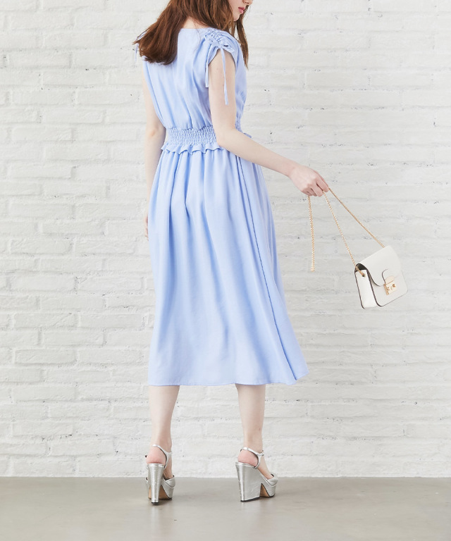 スタイルアップが計算された肩りぼん付きウエストシャーリングノースリーブワンピース