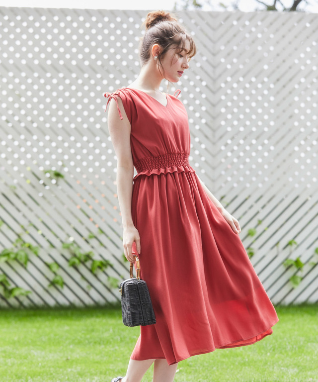 スタイルアップが計算された肩りぼん付きウエストシャーリングノースリーブワンピース