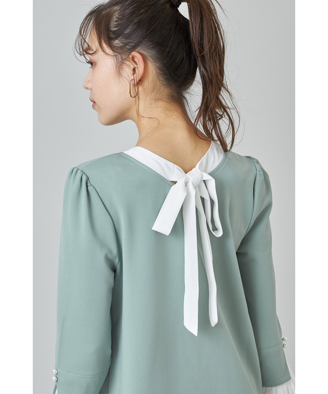 きちんと見えする後ろりぼん付き袖口パール装飾プリーツ切り替え配色ワンピース宮本茉由さんはブラック着用