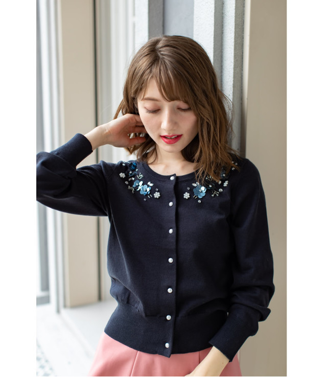 襟元華やぎビジュー刺繍ニットカーディガン 