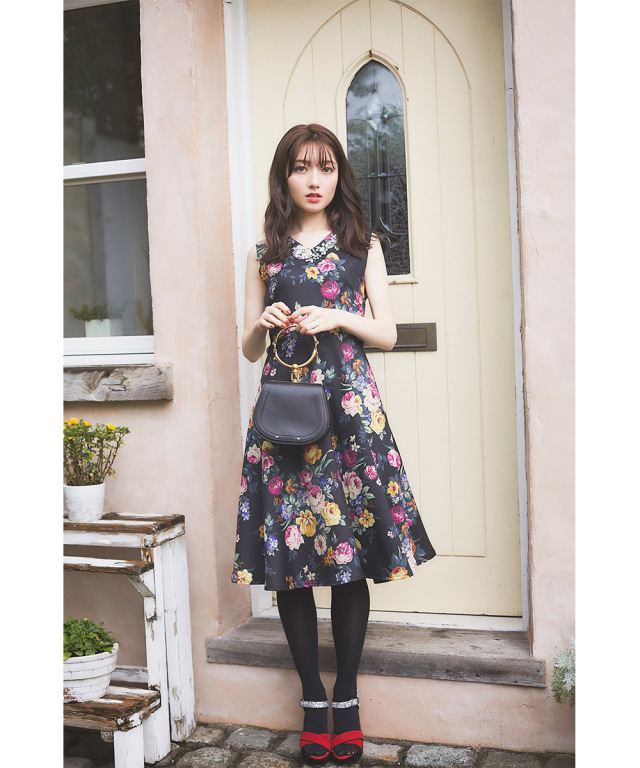 後ろレースアップデザインビジュー付きフラワープリントノースリーブ  