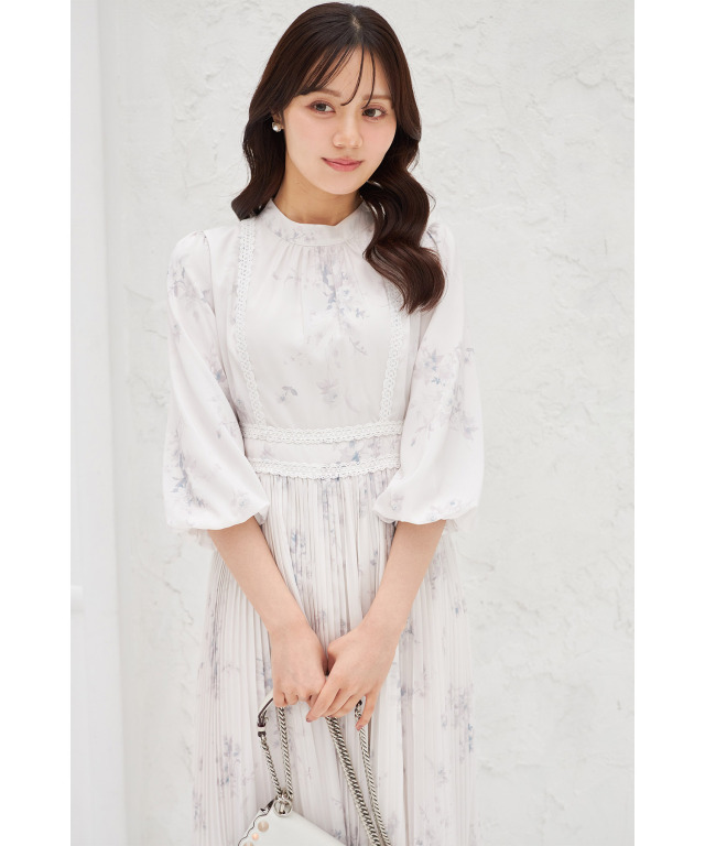 後ろリボン付きレースライン入りフラワープリントプリーツワンピース