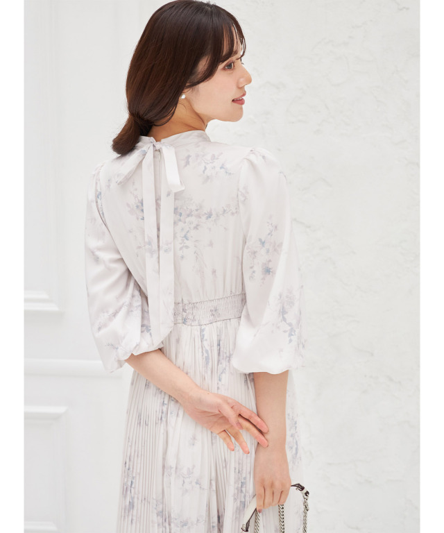 後ろリボン付きレースライン入りフラワープリントプリーツワンピース