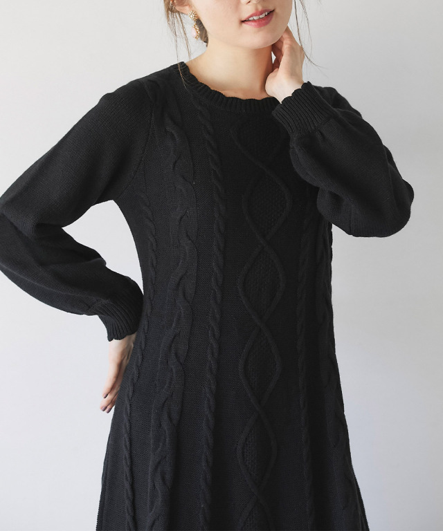 １枚で冬レディが完成 後ろレースアップデザインケーブル編みニットワンピース