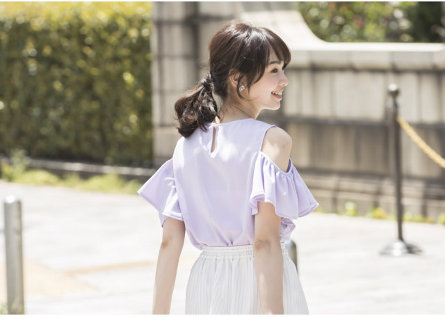 7月日スタート スペシャルプライス フレンチガーリーな2wayカットショルダーフリルブラウス Misane ミサーネ Sale品につき返品 交換 キャンセル 配送日指定不可 ラッピング不可