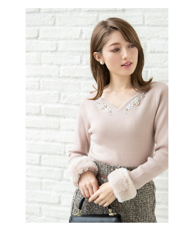 ときめきが止まらない 煌めく胸元ビジュー装飾つき袖ファーニット Ak Chu Nさんコラボ