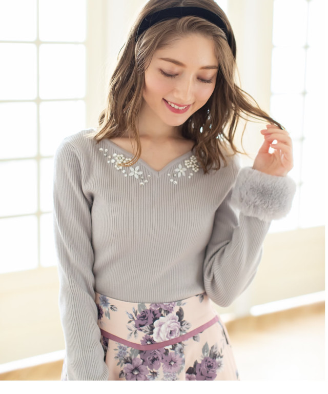 ときめきが止まらない☆煌めく胸元ビジュー装飾つき袖ファーニット《@_  