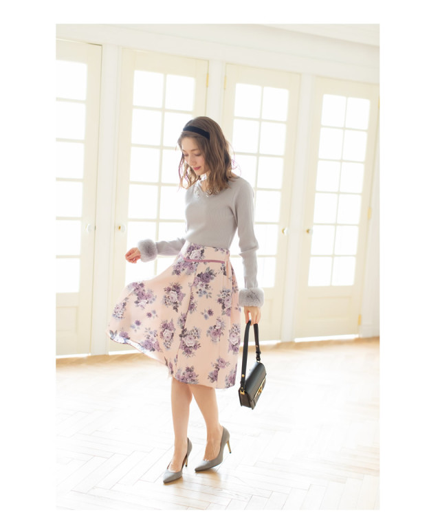 ときめきが止まらない☆煌めく胸元ビジュー装飾つき袖ファーニット《@_  