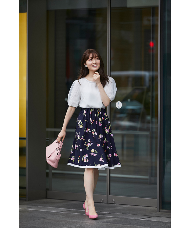 大人な甘さが輝く裾ライン入りフラワープリントフレアスカート 
