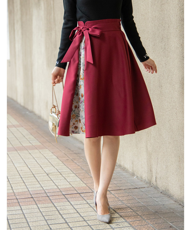 フラワープリントが覗くウエストりぼん付きフレアスカート 