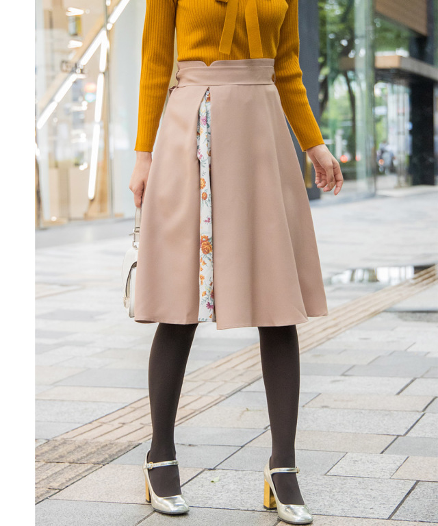 フラワープリントが覗くウエストりぼん付きフレアスカート 