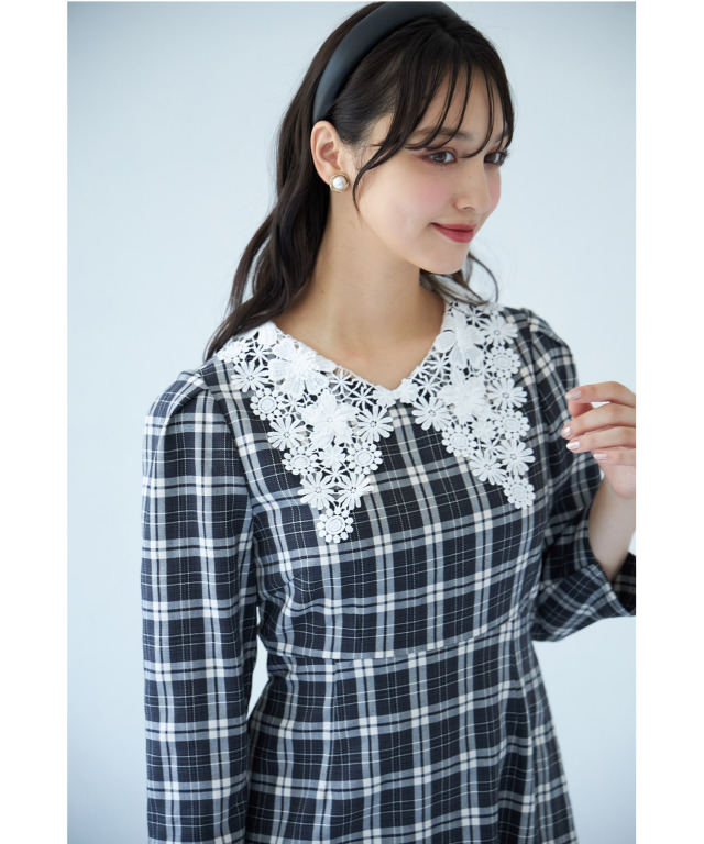 tocco closet チェックワンピース ブルー フラワーモチーフ釦フリル付きギンガムチェックワンピース
