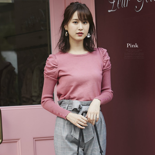 大人可愛いが止まらないパワーショルダーニットプルオーバー Nomara ノマーラ 宮田聡子さんはブラック着用