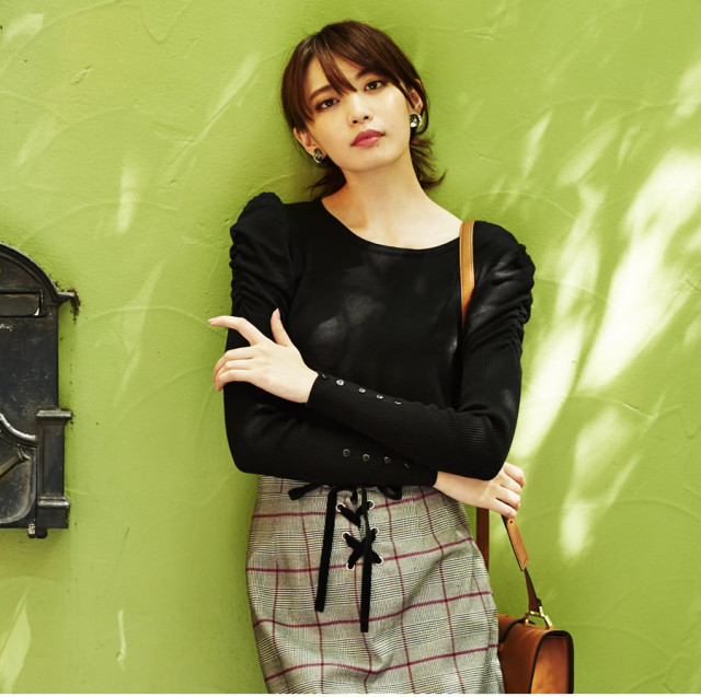 大人可愛いが止まらないパワーショルダーニットプルオーバー Nomara ノマーラ 宮田聡子さんはブラック着用