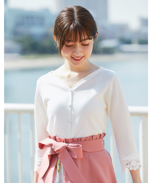 甘さも洒落感も欲張れる袖口レース装飾フラワーモチーフ釦カーディガン 