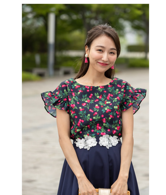 フレッシュな可愛げをまとうチェリー柄袖フリルブラウス 堀田茜