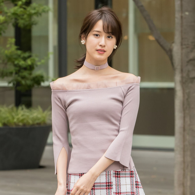 コケティッシュなチョーカー付きオフショルリブニットプルオーバー Odeale オディール Tocco Closet トッコクローゼット Collection オンライン限定販売 モデル身長169cm