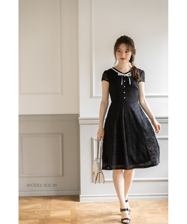 特別感を演出するボウタイ風りぼん付きパール釦フラワーレースワンピース