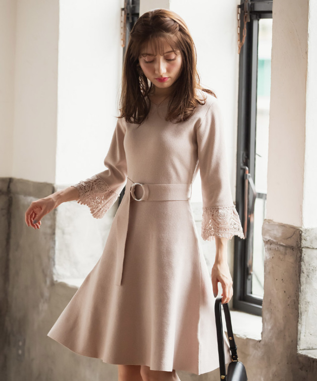 リングベルト付き後ろパールチェーン袖口レース装飾ニットワンピース