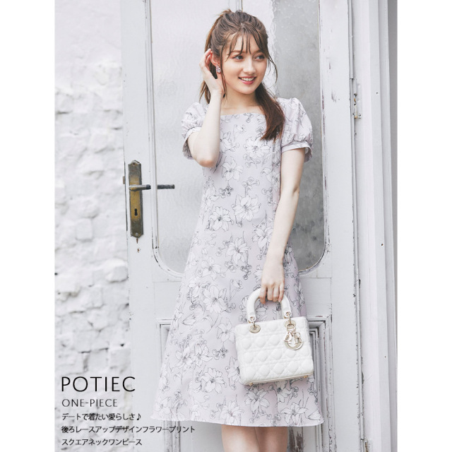 デートで着たい愛らしさ 後ろレースアップデザインフラワープリントスクエアネックワンピース