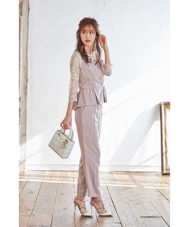 自分流に着こなしたいレース切替ペプラムトップス テーパードパンツのセットアップ 自分流に着こなしたいレース切替ペプラムトップス テーパードパンツのセットアップ