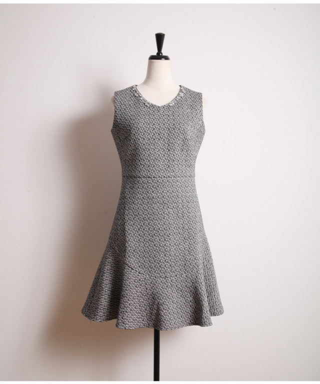 タイムレスな魅力を放つネックビジューツイードワンピース