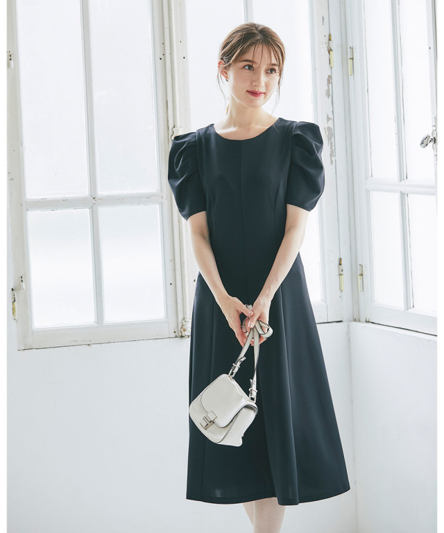 優美なラインで細部にこだわりが光るパワーショルダーシンプルワンピース 