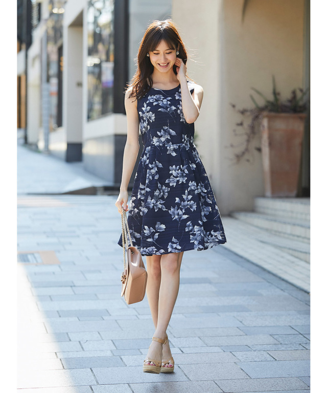 シアーな素材感で魅了するフラワープリントノースリーブワンピース