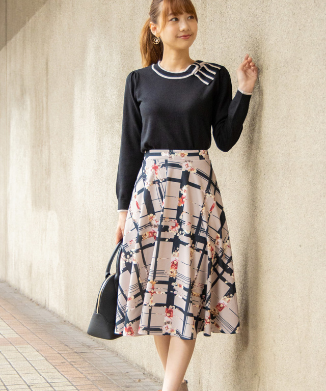 クラシカルな秋を先取るフラワーチェックプリントフレアスカート 