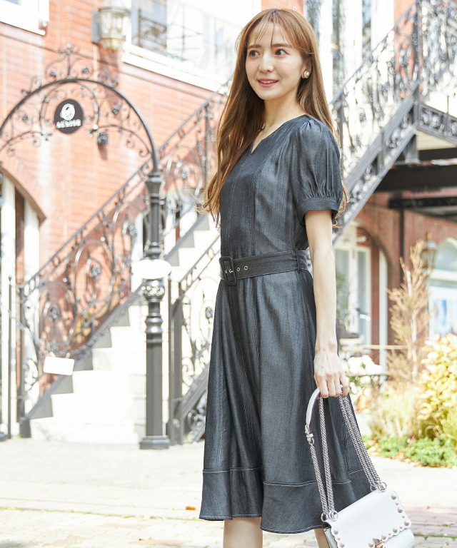 ベルト付き配色ステッチ入りV字スリットネックテンセルデニムワンピース 