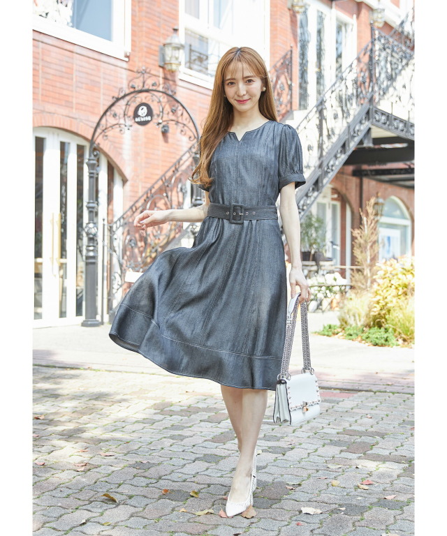 ベルト付き配色ステッチ入りｖ字スリットネックテンセルデニムワンピース